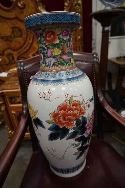 Grand vase de forme balustre en céramique...