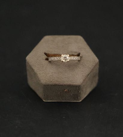 Solitaire en platine ornée d'un diamant taille...
