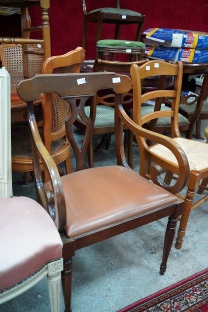 Lot de mobiliers courants : chaises paillées,...