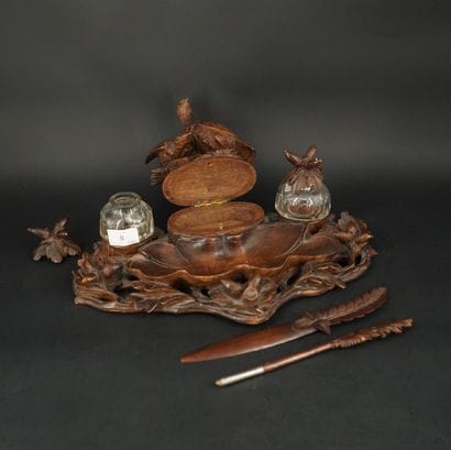 Encrier en bois sculpté à décor d'oiseaux...