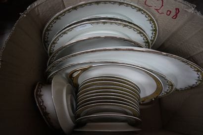 Deux parties de service en porcelaine de...