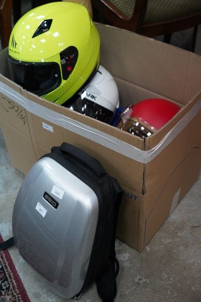 Lot comprenant casques de moto dont Shark,...