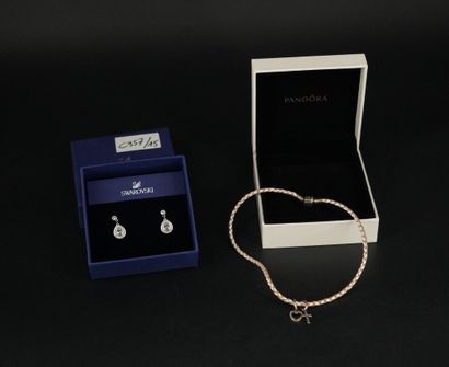 Paire de pendants d'oreilles SWAROVSKI, dans...
