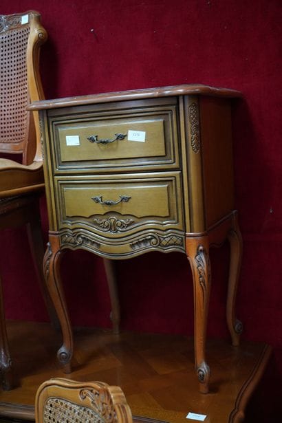 Lot de mobiliers courants : chaises paillées,...