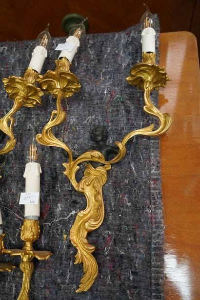 *Deux paires d'appliques en métal doré à...