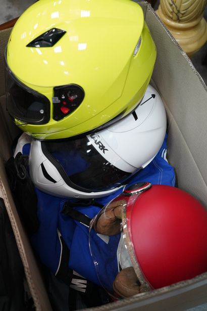 Lot comprenant casques de moto dont Shark,...