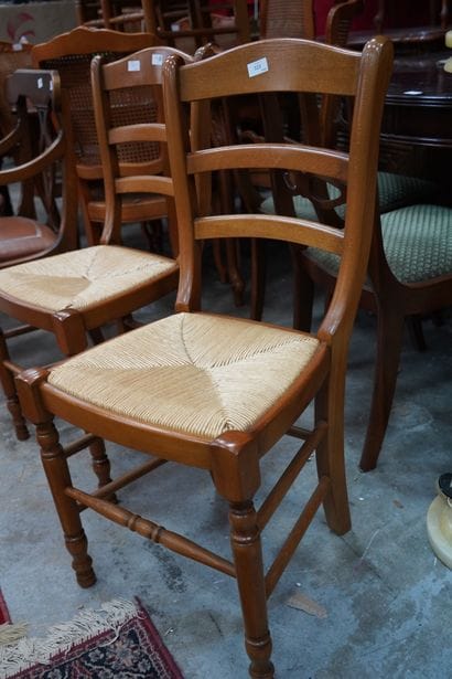 Lot de mobiliers courants : chaises paillées,...
