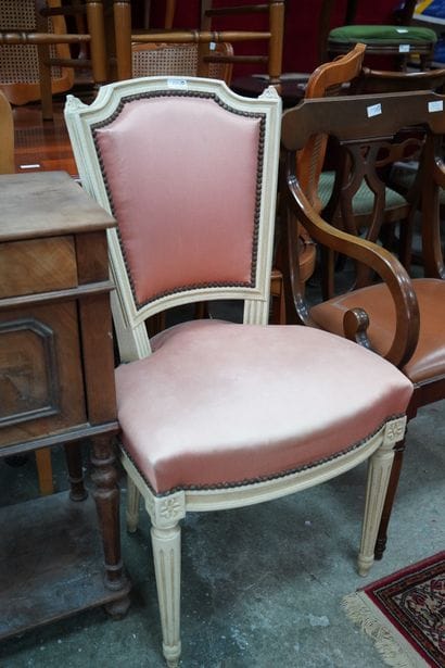 Lot de mobiliers courants : chaises paillées,...