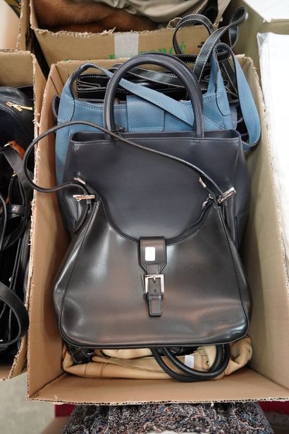 Lot de 20 sacs à main et 3 pochettes du soir...