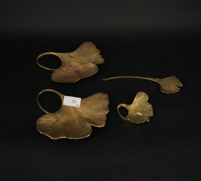 Réunion de vide poches en métal doré épousant...