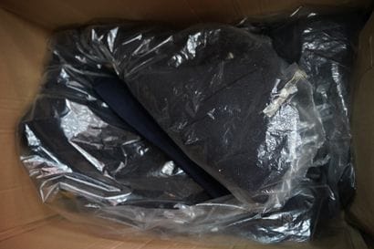 Réunion de vêtements, foulards, pulls et...