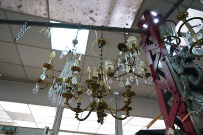 Trois suspensions en métal doré, certaines...