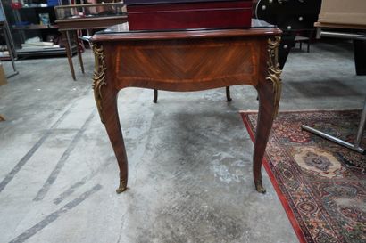 Bureau plat de forme galbée en bois de placage...