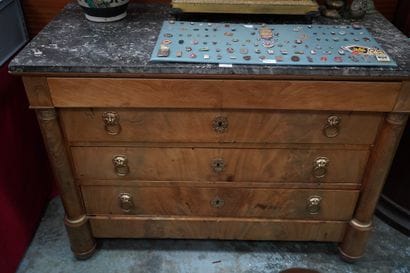 Une commode en placage de bois clair ouvrant...