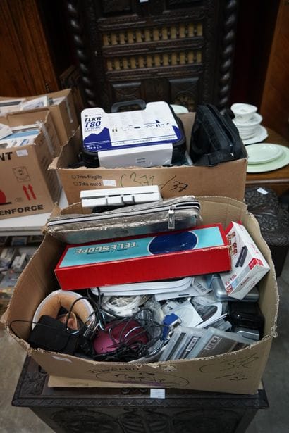 Ordinateurs portables, talkie walkie, Parot...