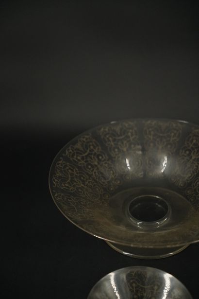 Une coupe, cinq coupelles et un vase en cristal...