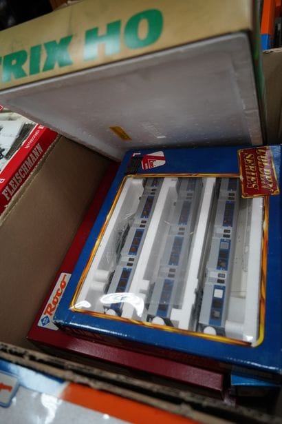 Lot de trains miniatures dont JOUEF, ROCO,...