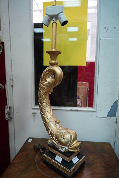 Pied de lampe en bois doré épousant la forme...
