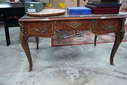 Bureau plat de forme galbée en bois de placage...