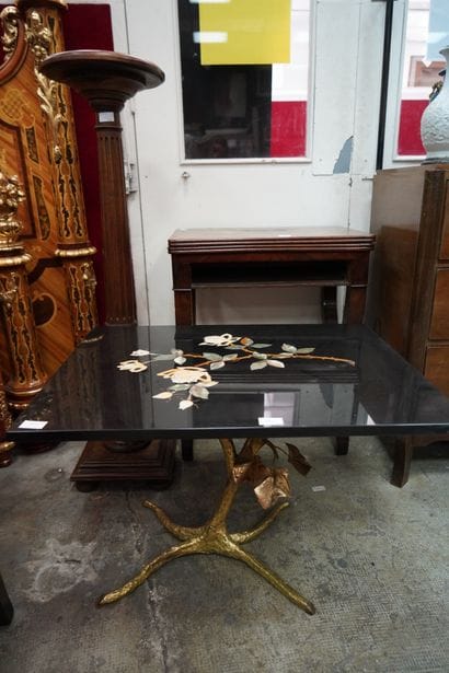 Une table basse à plateau à décor floral...