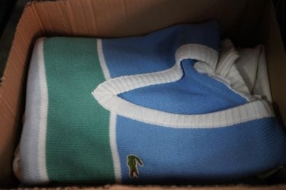 Réunion de vêtements, foulards, pulls et...
