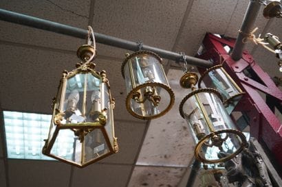Réunion de lanternes, appliques, et lustres...