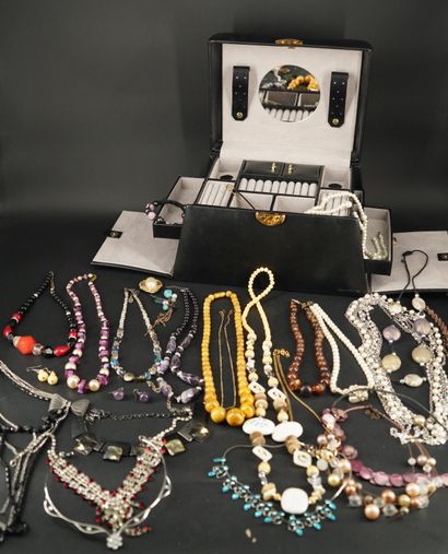 Réunion de bijoux fantaisie (2 boîtes). On...