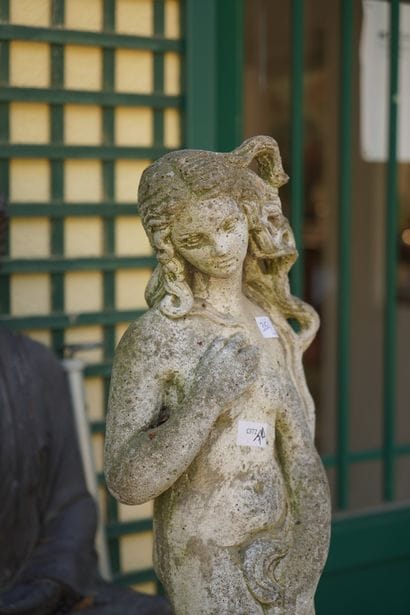 Bouddha en résine. On joint une Vénus en...