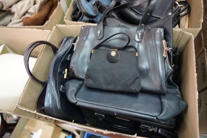 Lot de 20 sacs à main et 3 pochettes du soir...