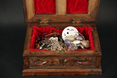 Réunion de bijoux fantaisie (2 boîtes). On...