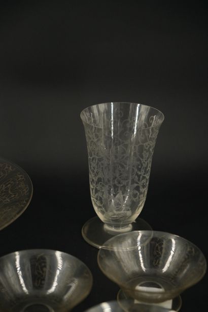Une coupe, cinq coupelles et un vase en cristal...