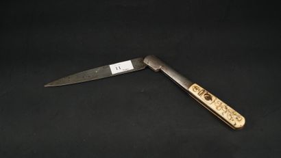 Couteau pliant corse, le manche en os, la...