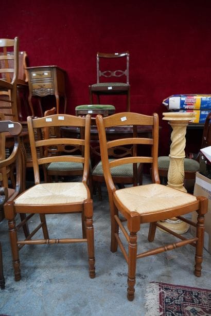 Lot de mobiliers courants : chaises paillées,...
