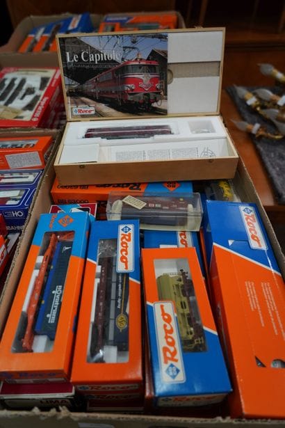 Lot de trains miniatures dont JOUEF, ROCO,...