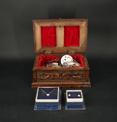 Réunion de bijoux fantaisie (2 boîtes). On...
