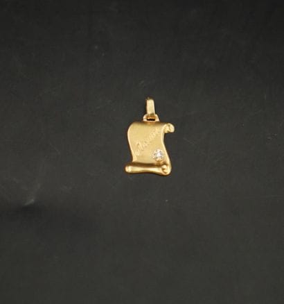 Deux pendentifs en or 18K (750), l'un circulaire...