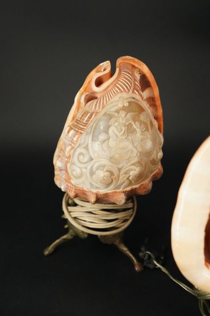 Trois coquillages sculptés, à décor de femmes...