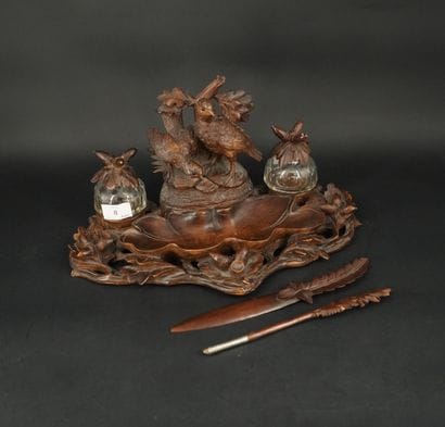 Encrier en bois sculpté à décor d'oiseaux...