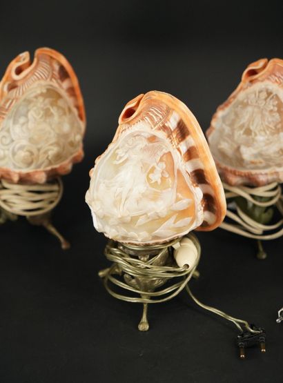Trois coquillages sculptés, à décor de femmes...