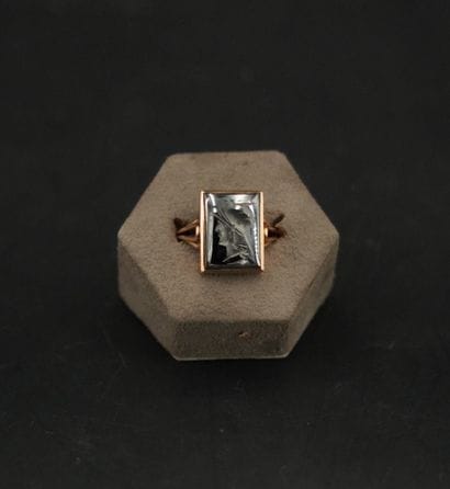 Bague en or 18k 750 millièmes orné d'un camée...