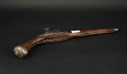 Pistolet à percussion en bois sculpté et...