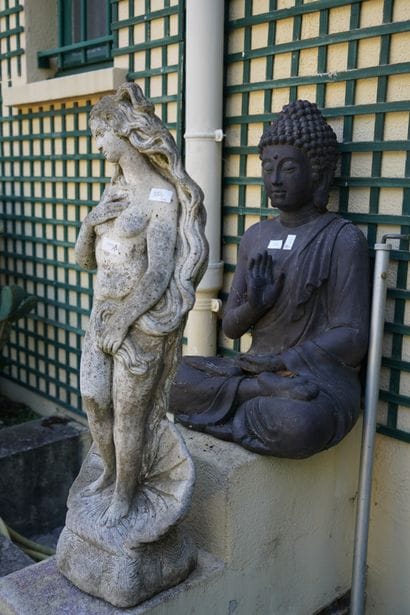Bouddha en résine. On joint une Vénus en...