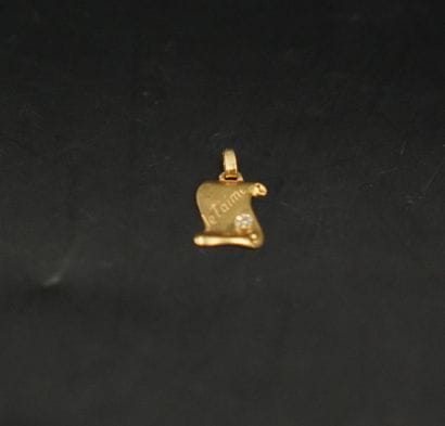 Deux pendentifs en or 18K (750), l'un circulaire...