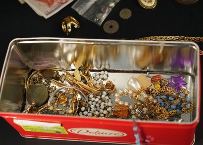 Réunion de bijoux fantaisie : boutons de...