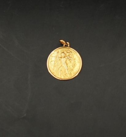 Deux pendentifs en or 18K (750), l'un circulaire...