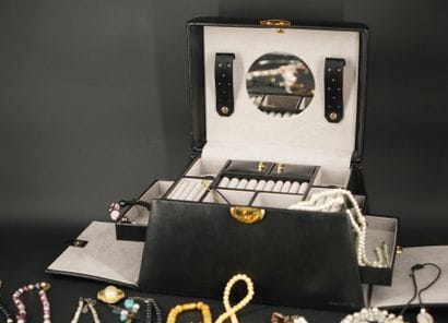 Réunion de bijoux fantaisie (2 boîtes). On...