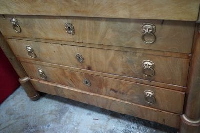Une commode en placage de bois clair ouvrant...
