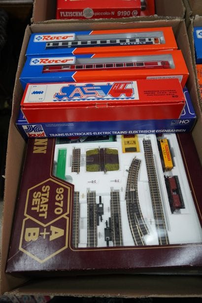 Lot de trains miniatures dont JOUEF, ROCO,...