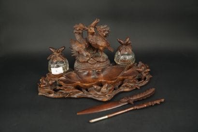 Encrier en bois sculpté à décor d'oiseaux...