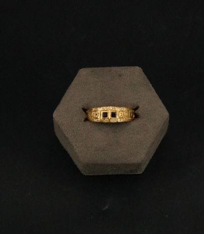 Bague en or jaune 18K (750) ornée de pierres...
